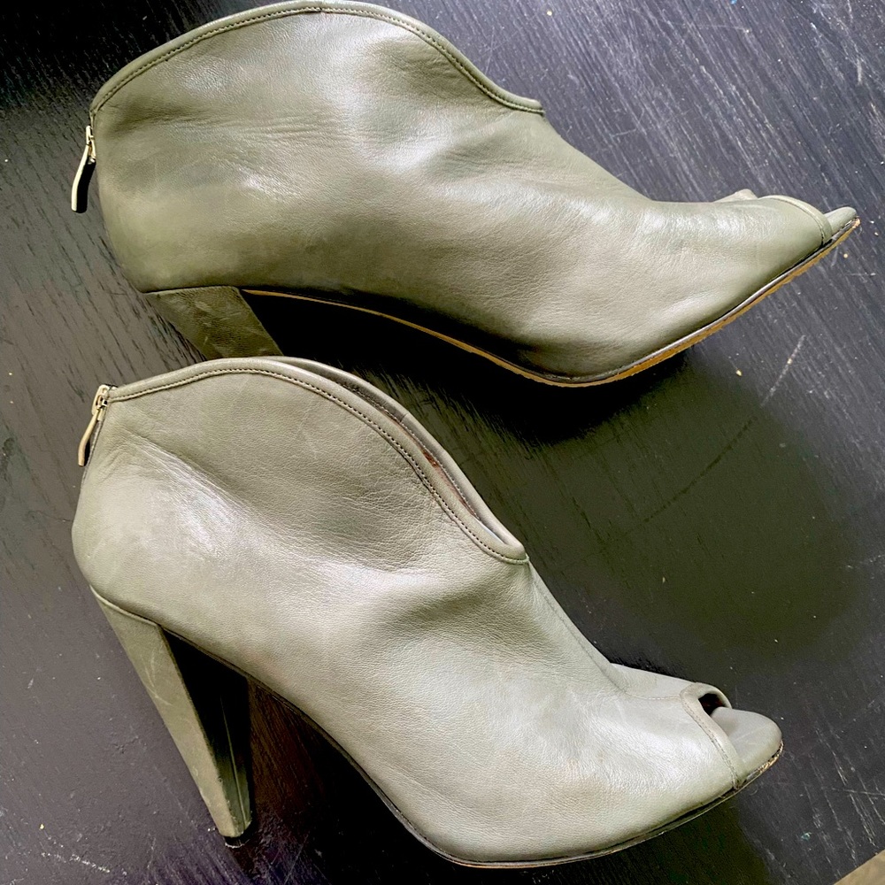 Vince Camuto High heel peep toe grey leather shoes